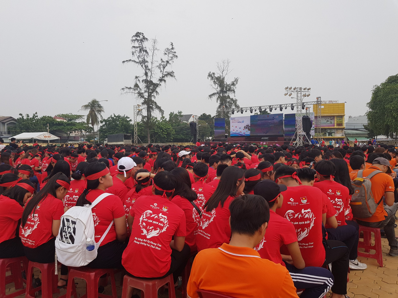 Tuổi trẻ Bình Thuận đồng loạt ra quân hưởng ứng chiến dịch làm sạch biển ảnh 1