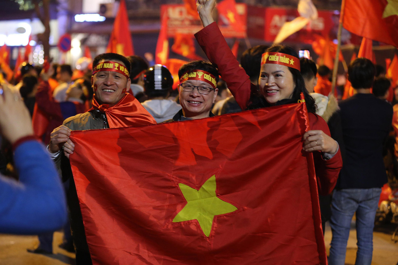 CĐV cả nước xuống đường mừng đội tuyển Việt Nam ảnh 1