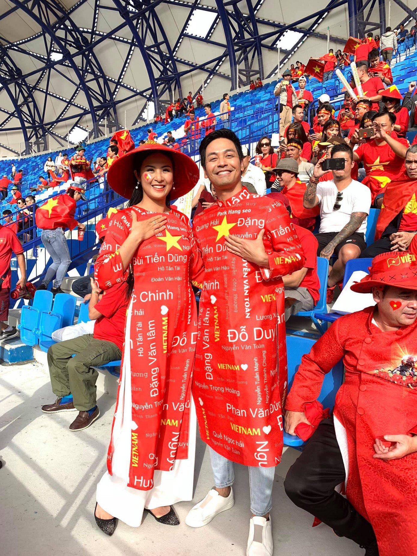 'Đại gia' đeo hàng chục kg vàng cổ vũ tuyển Việt Nam ảnh 2