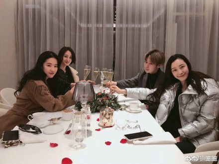 Hình ảnh đón năm 2019 của loạt sao Trung Quốc ảnh 13