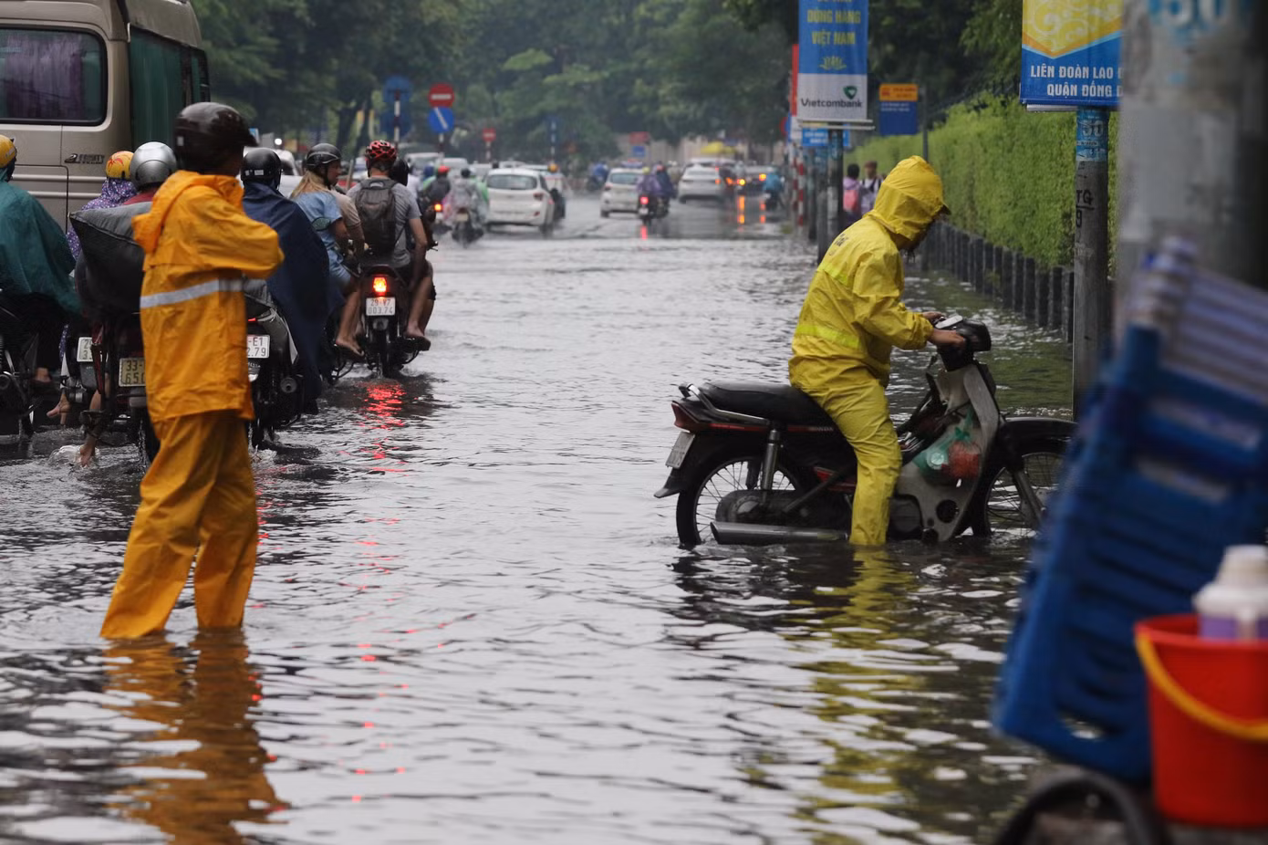 Hà Nội ngập nước tứ bề sau cơn mưa trắng trời ảnh 9