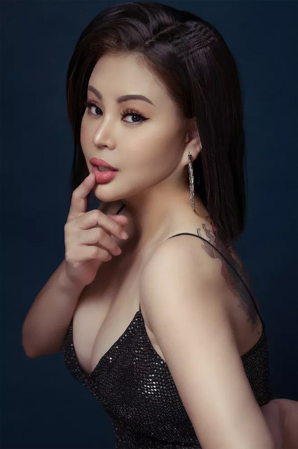 Lê Giang khoe vòng 1 'dao kéo' nóng bỏng và hình xăm khủng ảnh 2