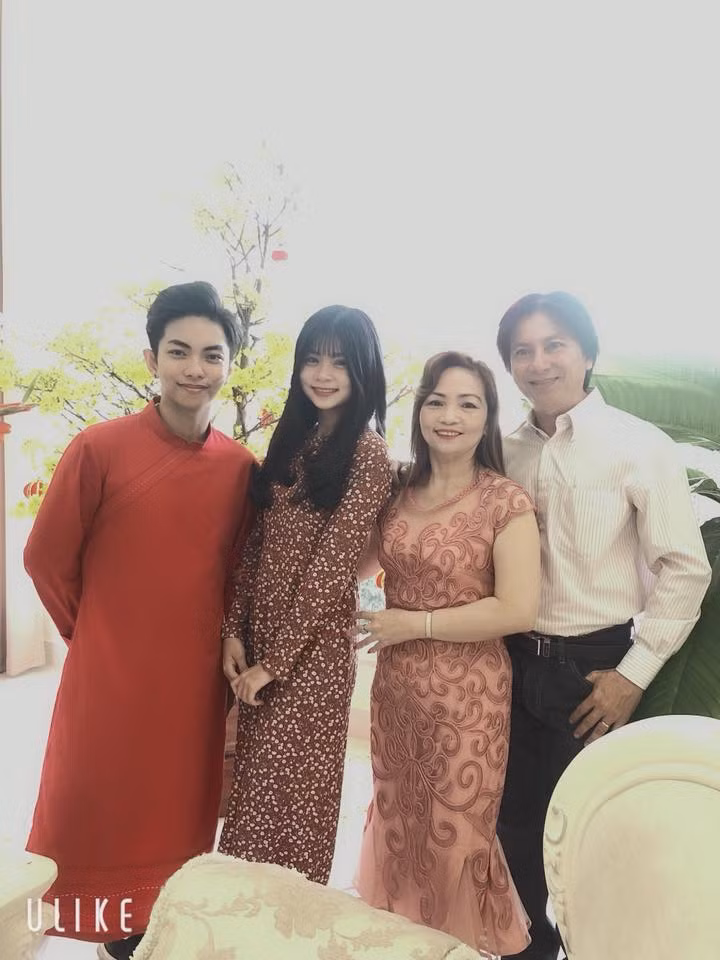 'Lộ' nhan sắc trẻ đẹp khó tin của mẹ chồng Khánh Thi trong bộ ảnh Tết ảnh 3