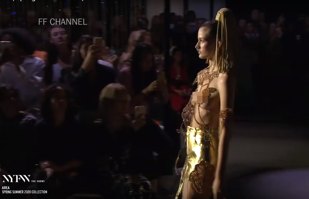 Người mẫu để ngực trần trình diễn thời trang gây xôn xao ảnh 4