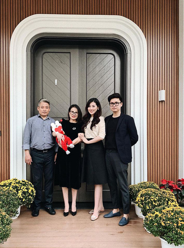 Á hậu Tú Anh lần đầu hé lộ hình ảnh con đầu lòng ảnh 2