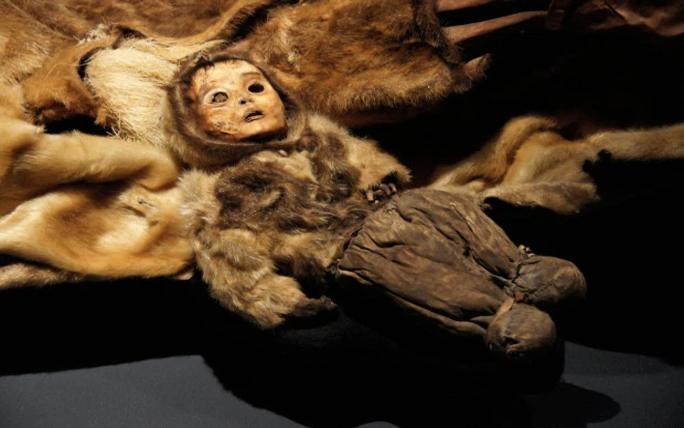 Xác ướp em bé cách đây 500 năm còn giữ nguyên da và tóc ảnh 4