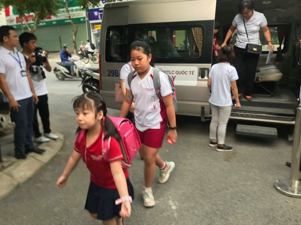 Công ty vận tải đưa đón học sinh trường Gateway 'âm thầm' dỡ biển ảnh 3