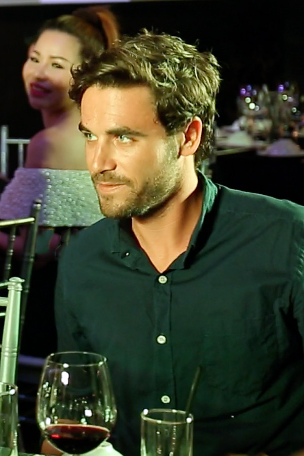 Vẻ điển trai 'chết người' của anh chàng nghi tình mới của Hồng Nhung ảnh 2