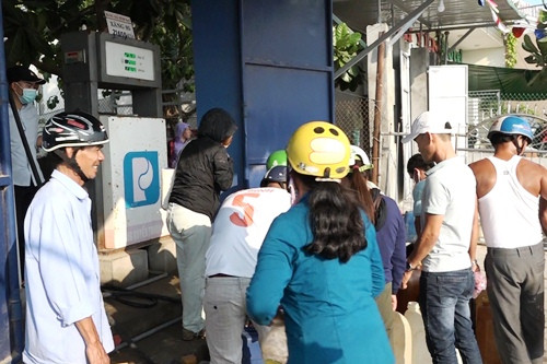 Người dân đảo Lý Sơn xếp hàng mua xăng dầu dự trữ ảnh 1