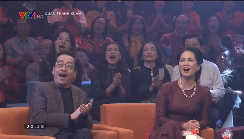 Các nghệ sĩ xúc động 'tìm lại thanh xuân' qua những chiếc đài cũ ảnh 5
