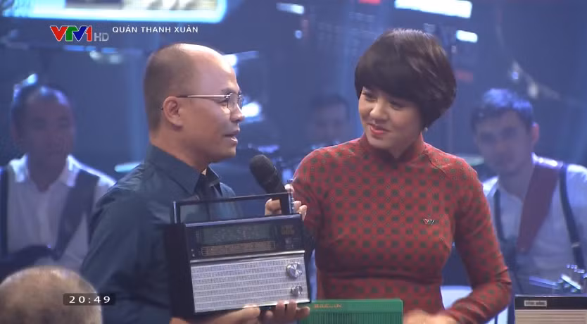 Các nghệ sĩ xúc động 'tìm lại thanh xuân' qua những chiếc đài cũ ảnh 2