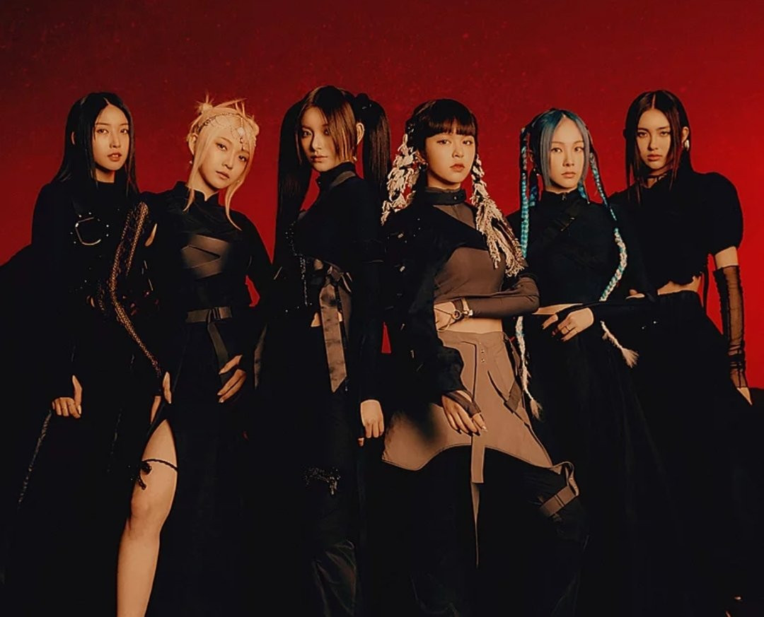 EVERGLOW từng trải qua nhiều biến động nội bộ như thay đổi trưởng nhóm, có thành viên tạm dừng hoạt động, khiến quá trình phát triển gặp nhiều khó khăn. EVERGLOW từng trải qua nhiều biến động nội bộ như thay đổi trưởng nhóm, có thành viên tạm dừng hoạt động, khiến quá trình phát triển gặp nhiều khó khăn.