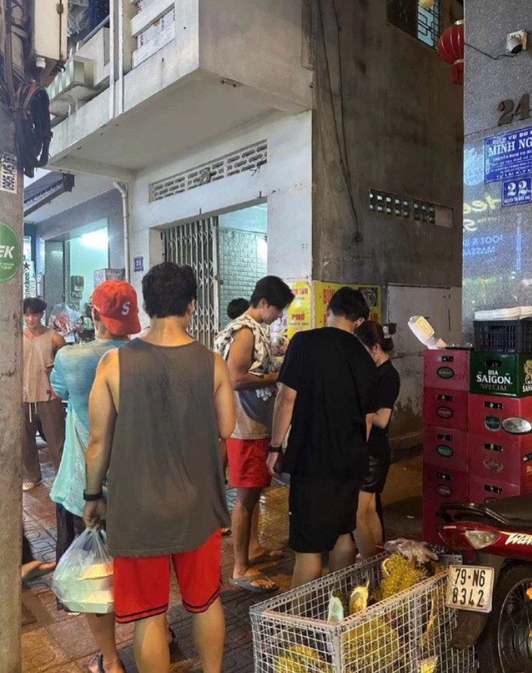 Anh được bắt gặp cùng bạn bè mua sầu riêng trên đường phố Việt Nam. Anh được bắt gặp cùng bạn bè mua sầu riêng trên đường phố Việt Nam.