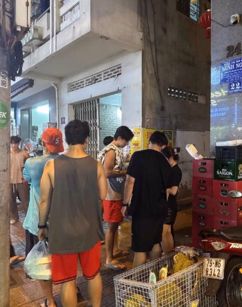 Anh được bắt gặp cùng bạn bè mua sầu riêng trên đường phố Việt Nam.