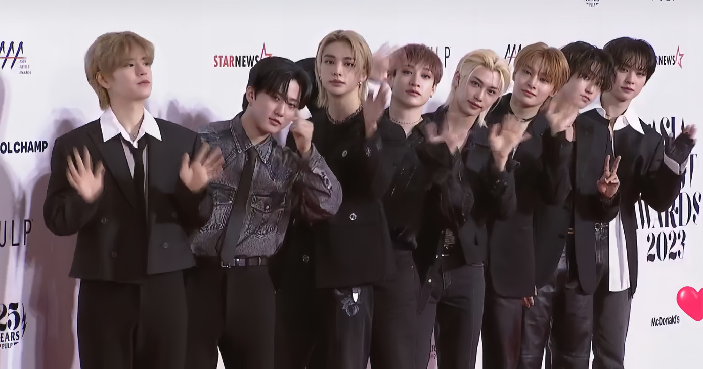 Cũng diện suit đen lịch thiệp, Stray Kids thu hút mọi ánh nhìn với cách phối outfit ấn tượng cùng thần thái tự tin. Cũng diện suit đen lịch thiệp, Stray Kids thu hút mọi ánh nhìn với cách phối outfit ấn tượng cùng thần thái tự tin.