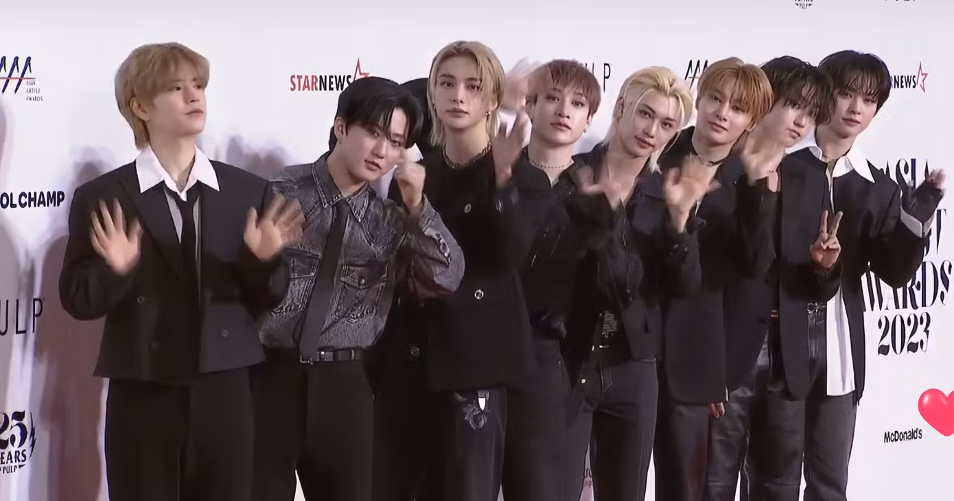 Cũng diện suit đen lịch thiệp, Stray Kids thu hút mọi ánh nhìn với cách phối outfit ấn tượng cùng thần thái tự tin.