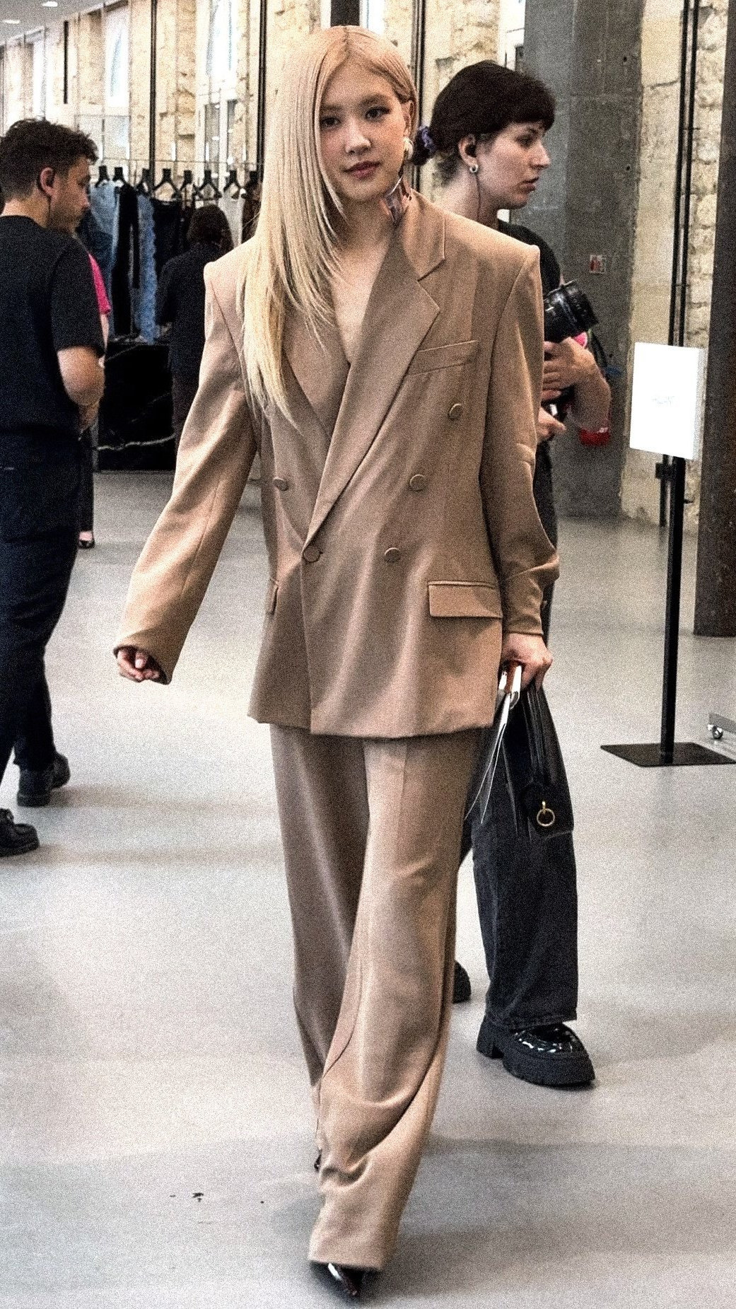 Rosé là một trong số 13 thành viên giám khảo được chính Giám đốc sáng tạo Anthony Vaccarello lựa chọn. Rosé là một trong số 13 thành viên giám khảo được chính Giám đốc sáng tạo Anthony Vaccarello lựa chọn.