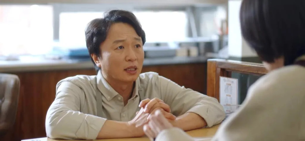 Trong phim, Jeon Bae Soo khiến khán giả ấn tượng bởi hình ảnh người cha luôn tận tâm chăm sóc cho con gái. Trong phim, Jeon Bae Soo khiến khán giả ấn tượng bởi hình ảnh người cha luôn tận tâm chăm sóc cho con gái.