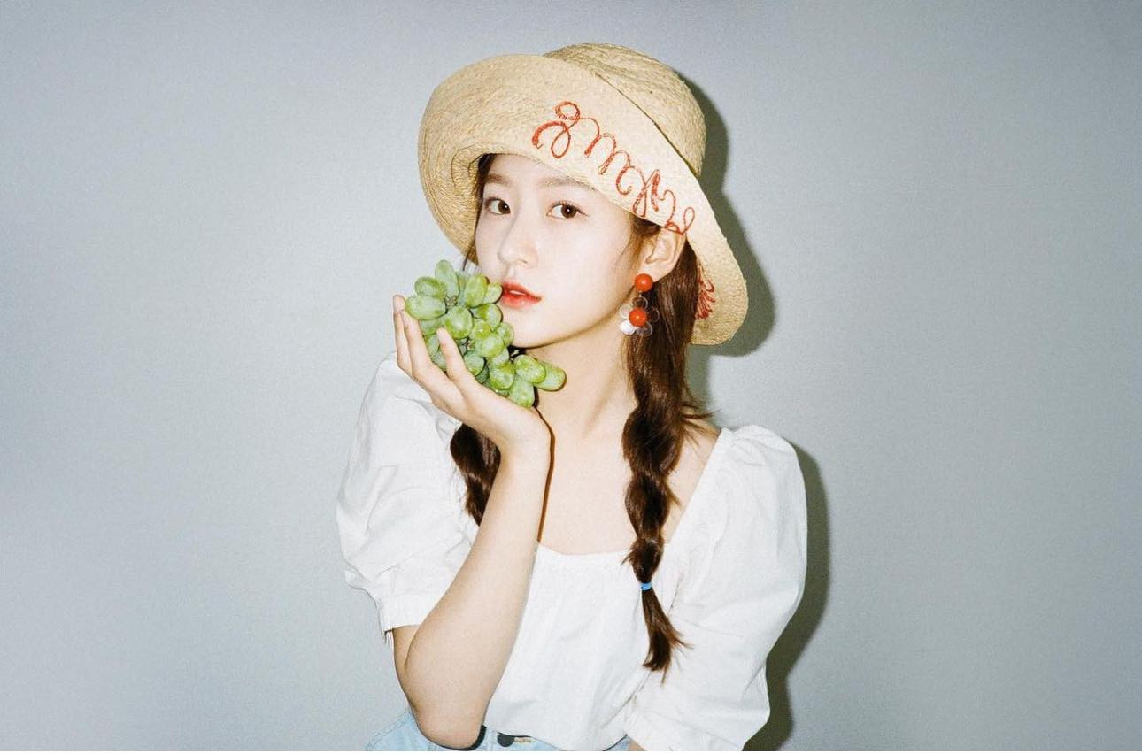 Cô thậm chí phải bán xe, đi làm thêm ở quán bar để đền bù hợp đồng và trang trải nợ nần.