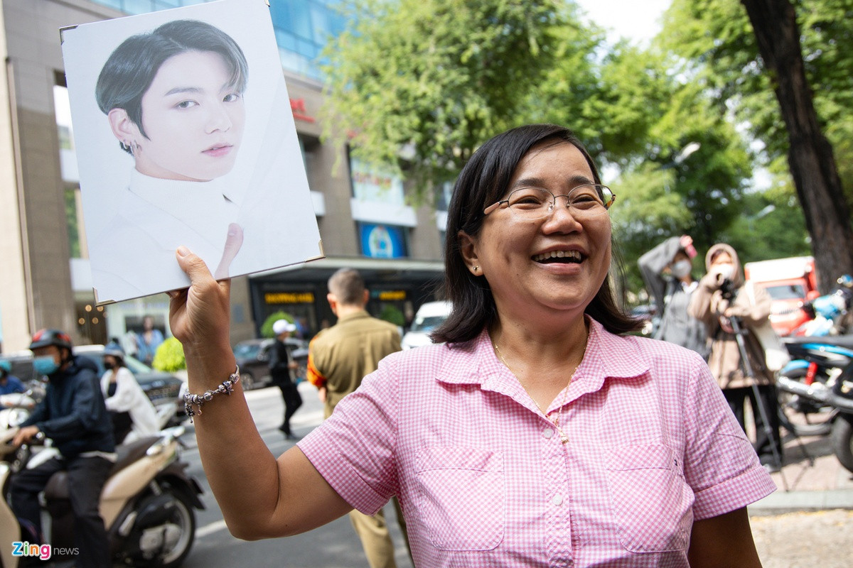 Phụ huynh mang theo hình ảnh của Jung Kook (BTS) để cổ vũ cho teen và giúp bạn nhà nhận diện dễ dàng. - Nguồn: ZingNews. Phụ huynh mang theo hình ảnh của Jung Kook (BTS) để cổ vũ cho teen và giúp bạn nhà nhận diện dễ dàng. - Nguồn: ZingNews.