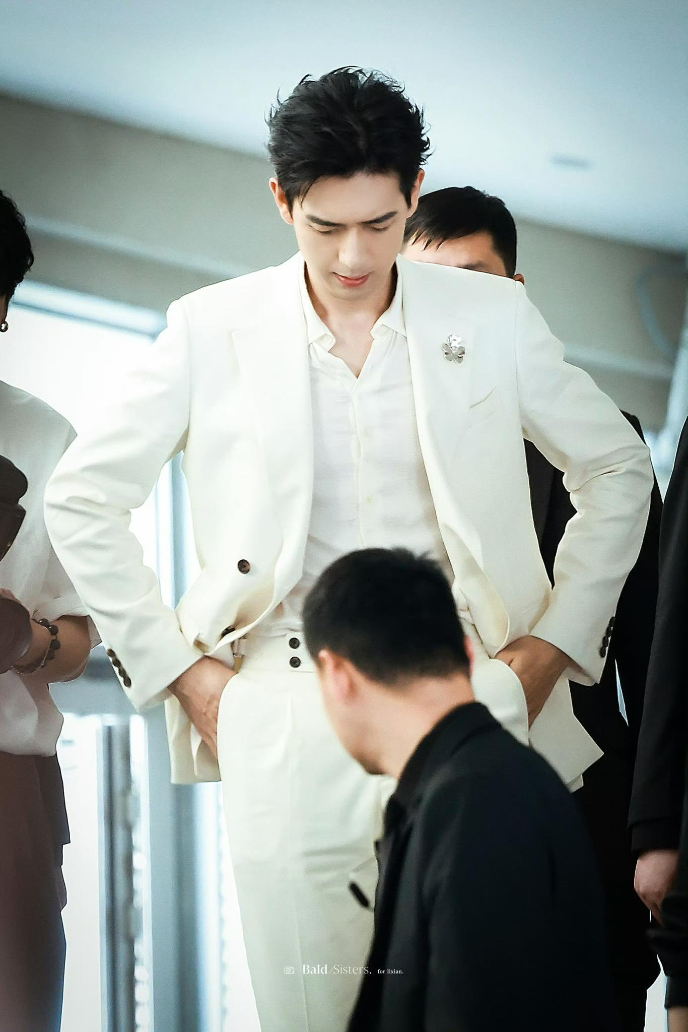 Khoảnh khắc Lý Hiện cho tay vào túi quần, ánh mắt cúi nhẹ xuống đất khiến không ít người liên tưởng đến hình ảnh một "tổng tài bá đạo".