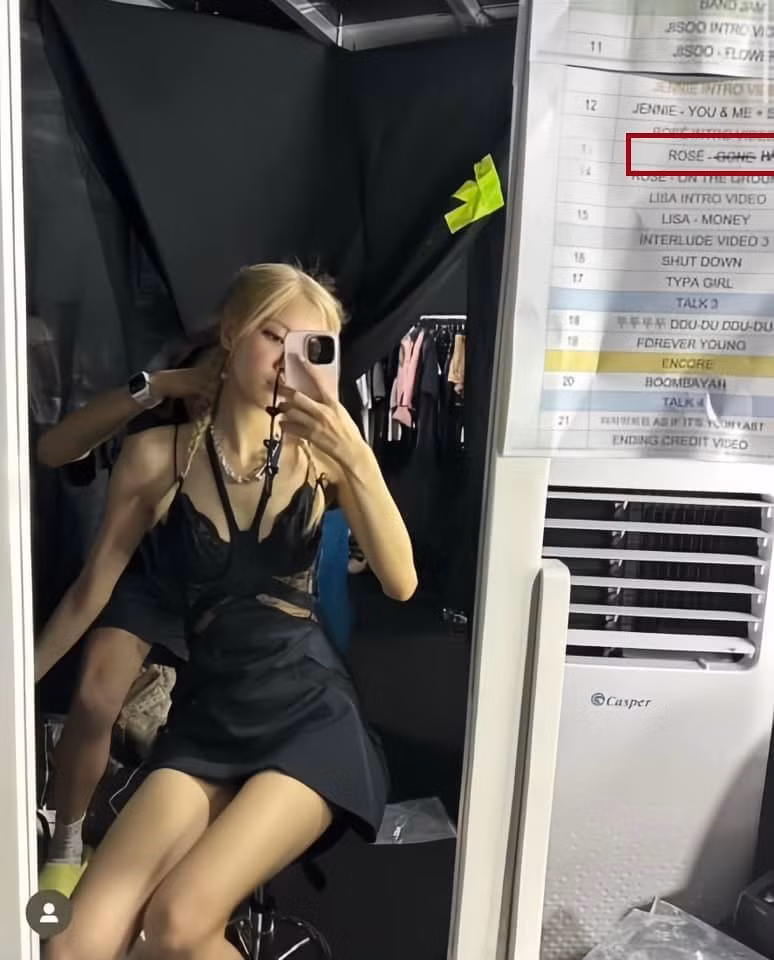 Trong bài đăng ảnh selfie ở hậu đài chuẩn bị cho concert, Rosé đã tiết lộ setlist có sự thay đổi từ Gone thành Hard to Love trong đêm diễn đầu. Bức ảnh này sau đó đã bị "đóa hồng" của BLACKPINK cắt bớt rồi đăng lại.
