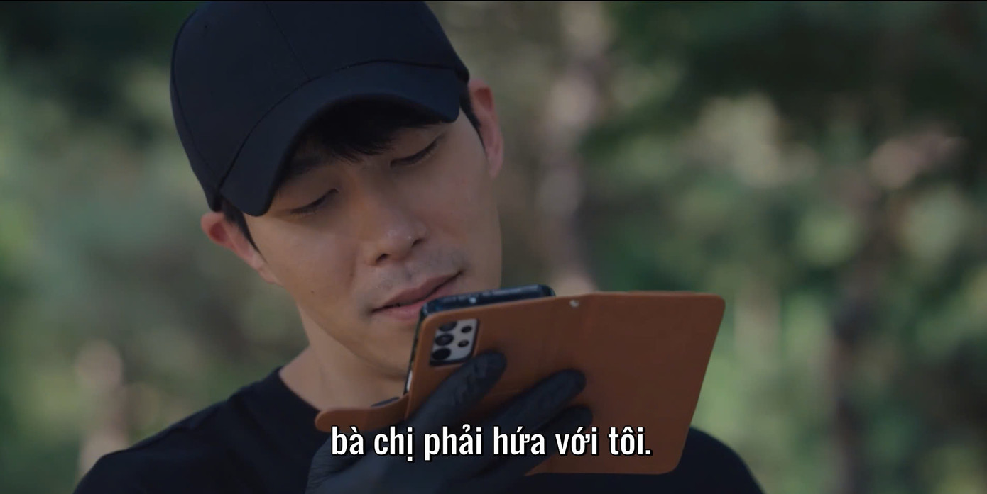 Gương mặt của kẻ bắt cóc đã lộ diện. Tuy nhiên, hắn gọi điện bằng camera sau nên Hee Joo chưa thể biết mặt hắn. Gương mặt của kẻ bắt cóc đã lộ diện. Tuy nhiên, hắn gọi điện bằng camera sau nên Hee Joo chưa thể biết mặt hắn.