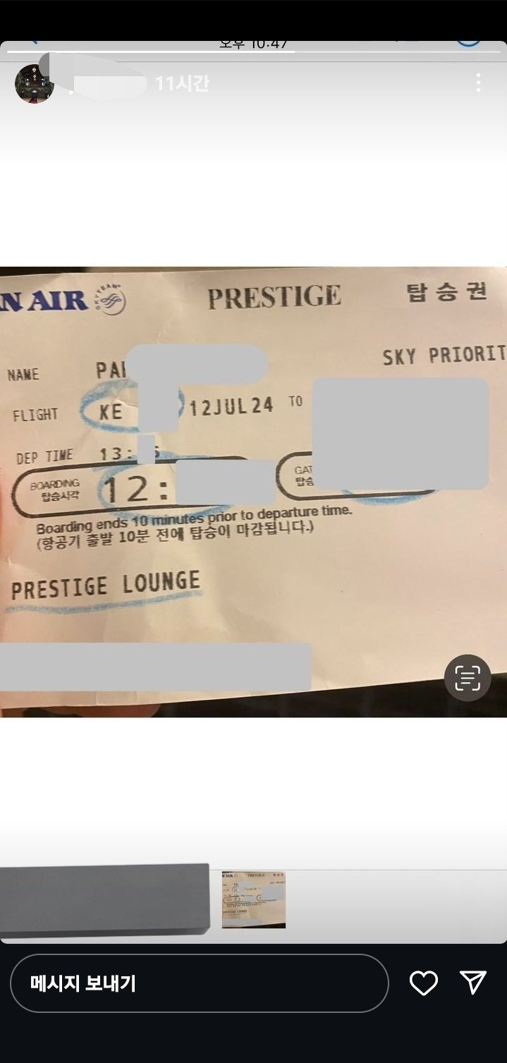 Người này cũng đã chụp vé hạng thương gia của mình trong chuyến bay để làm chứng. Người này cũng đã chụp vé hạng thương gia của mình trong chuyến bay để làm chứng.