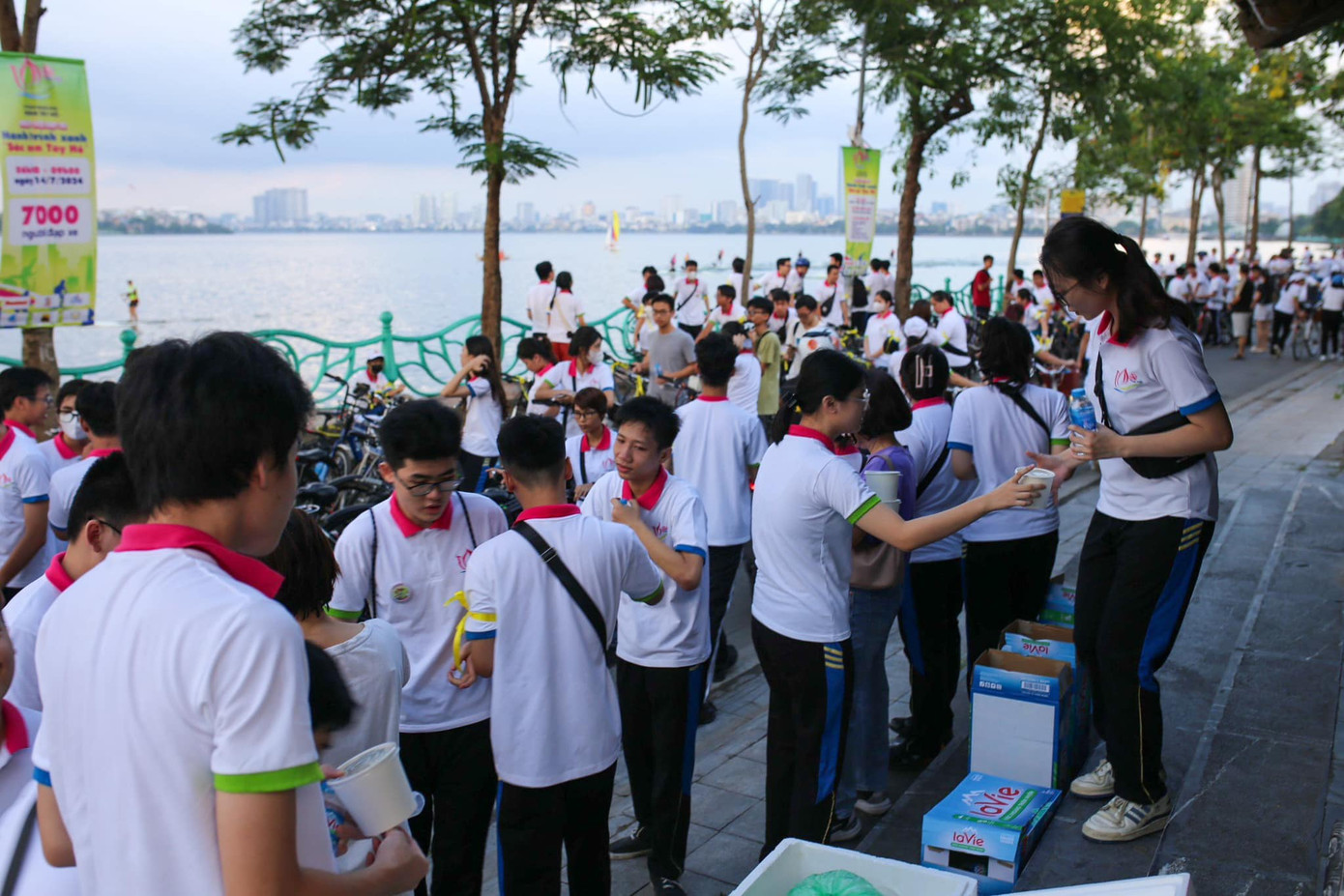 Học sinh khối 11 hoàn thành tốt nhiệm vụ tại Ngày hội đạp xe hành trình xanh &quot;Sắc sen Tây Hồ&quot; (Ảnh: Page trường THPT Phạm Hồng Thái).