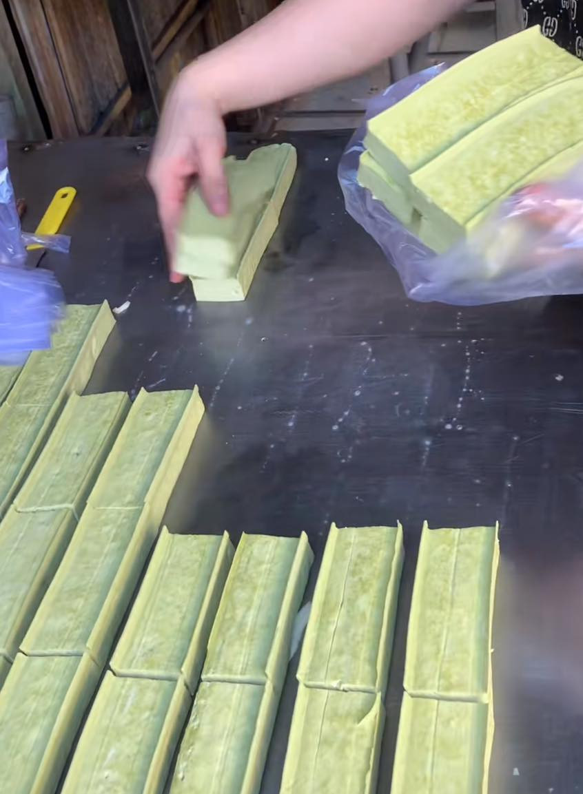 Thực chất màu xanh của đậu phụ không phải làm từ bột matcha như cái tên, mà là lá dứa. - Ảnh: Beatvn Thực chất màu xanh của đậu phụ không phải làm từ bột matcha như cái tên, mà là lá dứa. - Ảnh: Beatvn