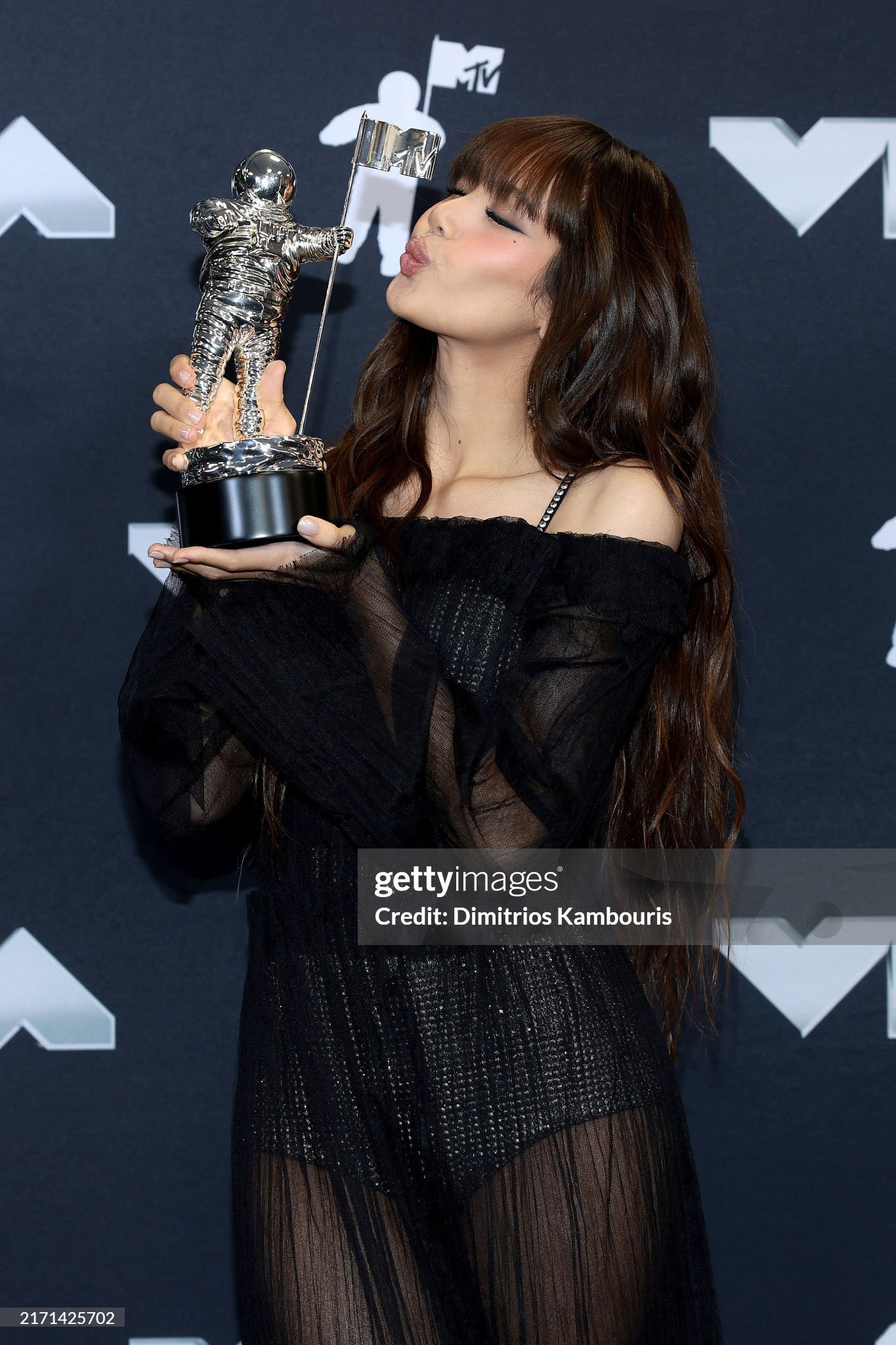 Lisa rạng rỡ check-in cùng chiếc cup Best K-Pop thứ 2 của mình. - Nguồn ảnh: gettyimages. Lisa rạng rỡ check-in cùng chiếc cup Best K-Pop thứ 2 của mình. - Nguồn ảnh: gettyimages.