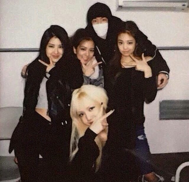 Teddy Park đã đồng hành cùng BLACKPINK từ khi nhóm chuẩn bị ra mắt, mối quan hệ gắn bó thân thiết giữa anh và Rosé cũng kéo dài từ đó cho đến nay. Teddy Park đã đồng hành cùng BLACKPINK từ khi nhóm chuẩn bị ra mắt, mối quan hệ gắn bó thân thiết giữa anh và Rosé cũng kéo dài từ đó cho đến nay.