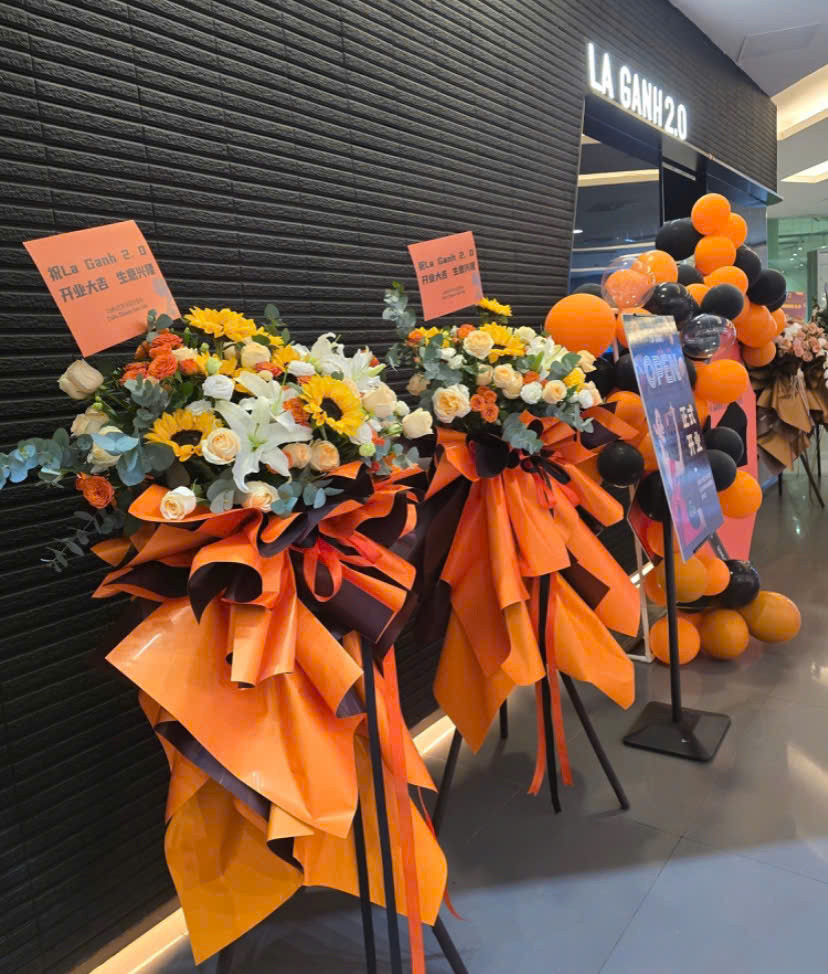 Zhifubao (tên gọi FC của Chi Pu tại Trung Quốc) đã tặng nhiều lẵng hoa để mừng ngày khai trương La Ganh 2.0.