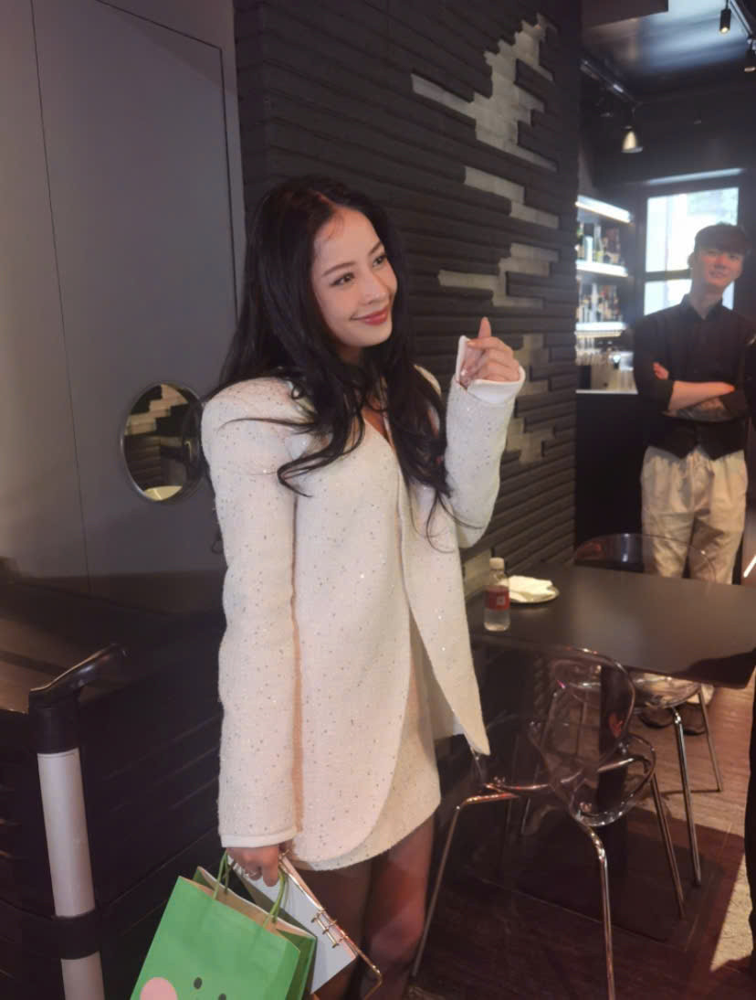 Dù bận rộn trong ngày khai trương, Chi Pu vẫn dành thời gian giao lưu, ký tặng và gửi lời cảm ơn đến người hâm mộ.