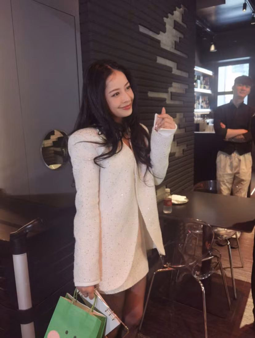 Dù bận rộn trong ngày khai trương, Chi Pu vẫn dành thời gian giao lưu, ký tặng và gửi lời cảm ơn đến người hâm mộ.