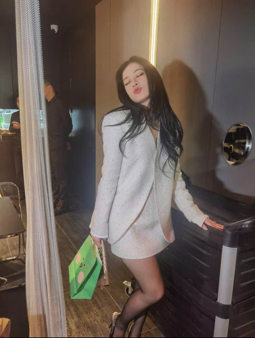 Dù bận rộn trong ngày khai trương, Chi Pu vẫn dành thời gian giao lưu, ký tặng và gửi lời cảm ơn đến người hâm mộ.