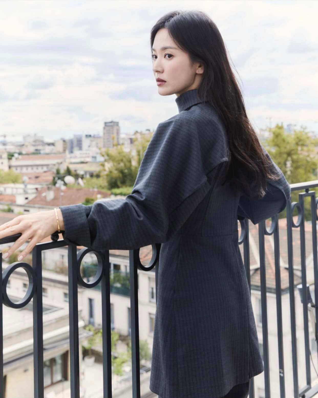 Những bức hình được phía Song Hye Kyo đăng tải đã nhanh chóng nhận về lượt tương tác ấn tượng. Những bức hình được phía Song Hye Kyo đăng tải đã nhanh chóng nhận về lượt tương tác ấn tượng.