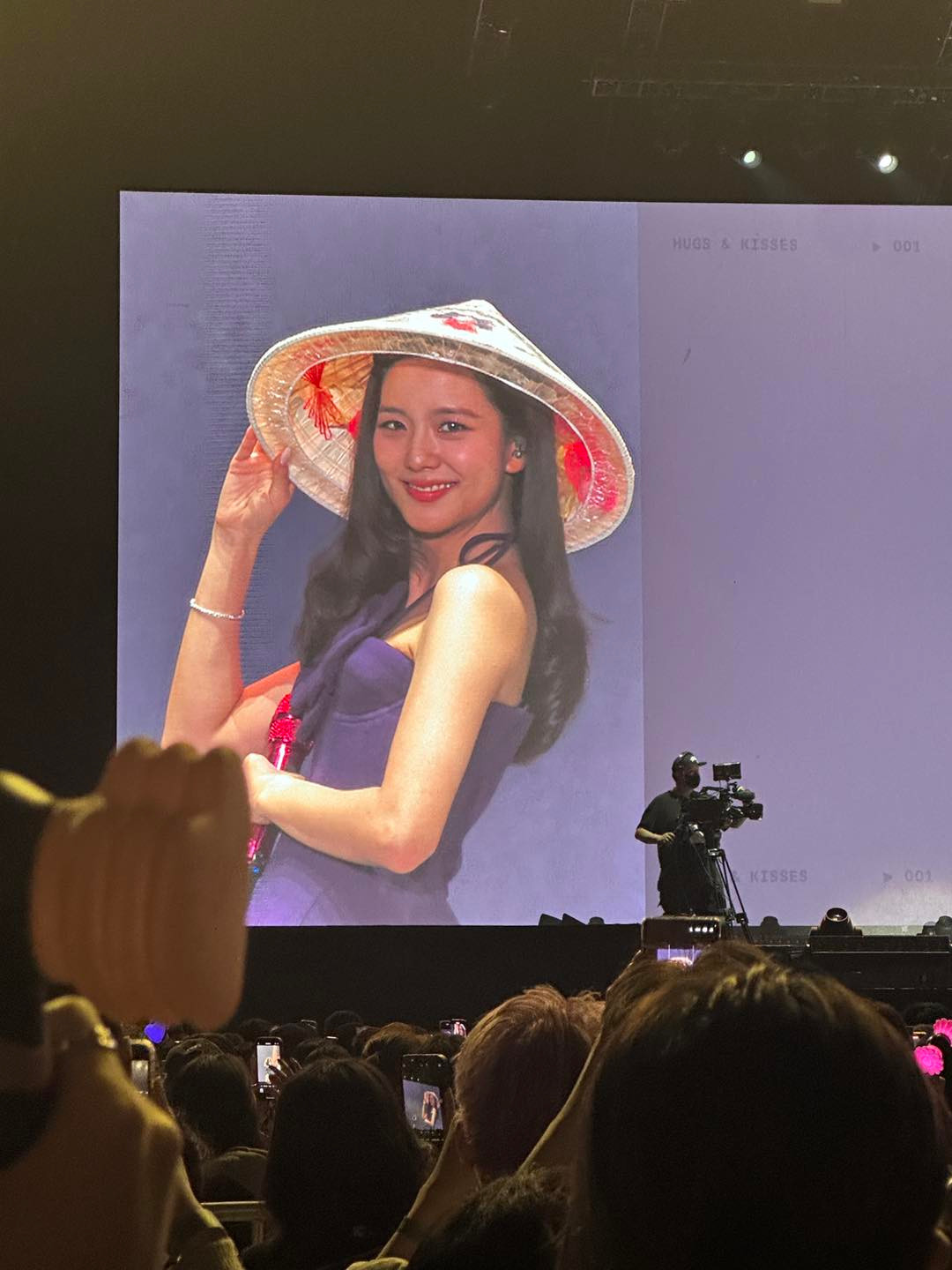 Khoảnh khắc giọng ca Earthquake đội nón lá xuất hiện trên màn hình lớn đã khiến người hâm mộ vỡ òa. Khoảnh khắc giọng ca Earthquake đội nón lá xuất hiện trên màn hình lớn đã khiến người hâm mộ vỡ òa.