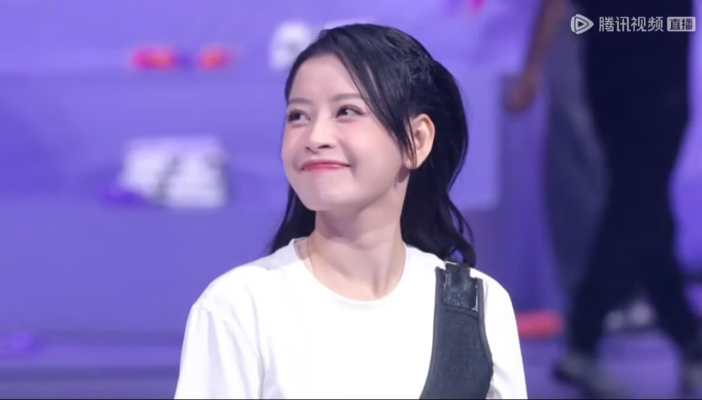 Chi Pu tươi cười rạng rỡ, không còn căng thẳng như trước sau khi giành chiến thắng tại vòng Bán kết. Kiểu tóc đáng yêu và biểu cảm vui mừng của Chi Pu khiến các fan xao xuyến.