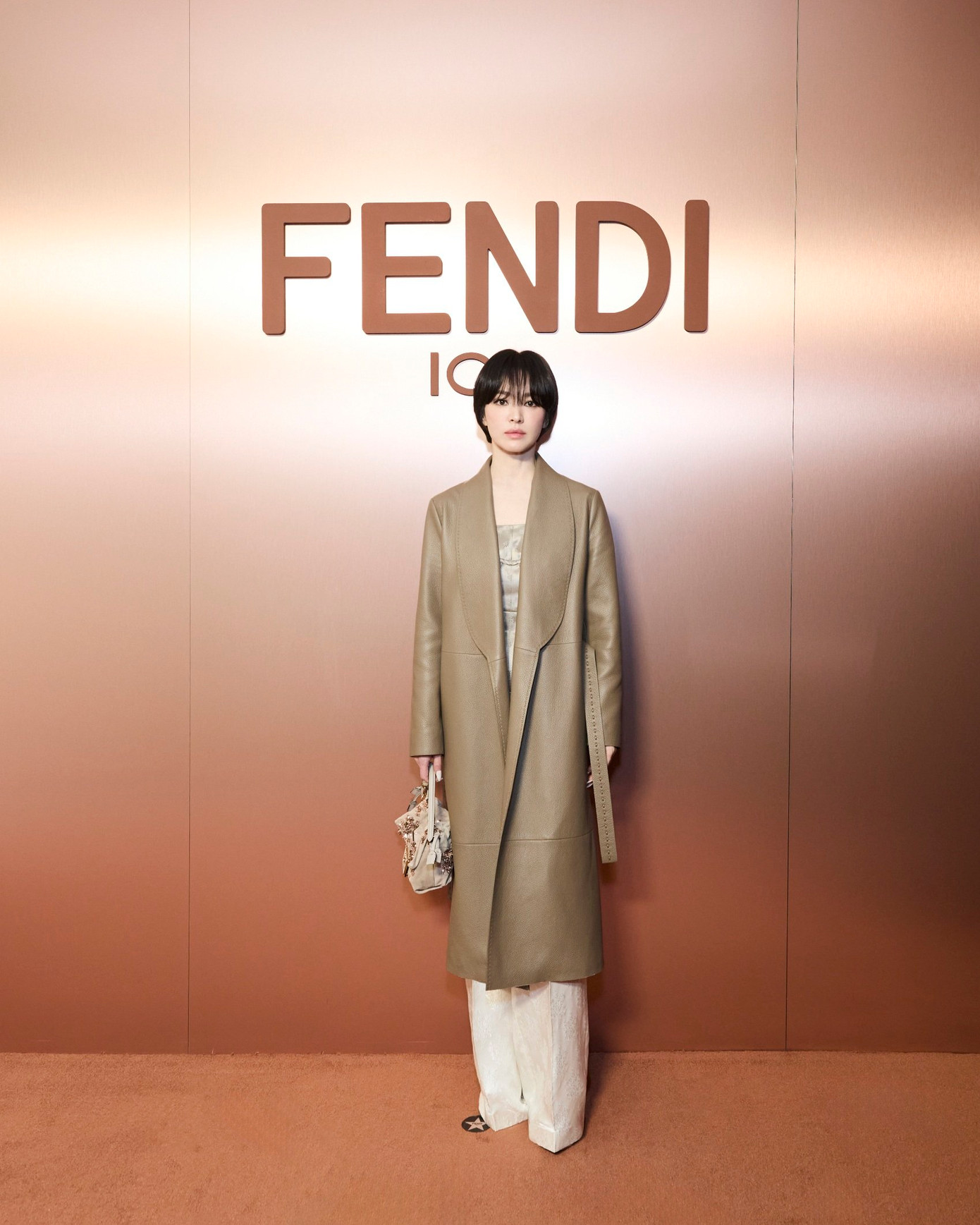 Được Fendi bổ nhiệm làm đại sứ từ năm 2021, Song Hye Kyo trở thành diễn viên Hàn Quốc đầu tiên nắm giữ vị trí này và luôn nhận được biệt đãi từ thương hiệu trăm năm tuổi.