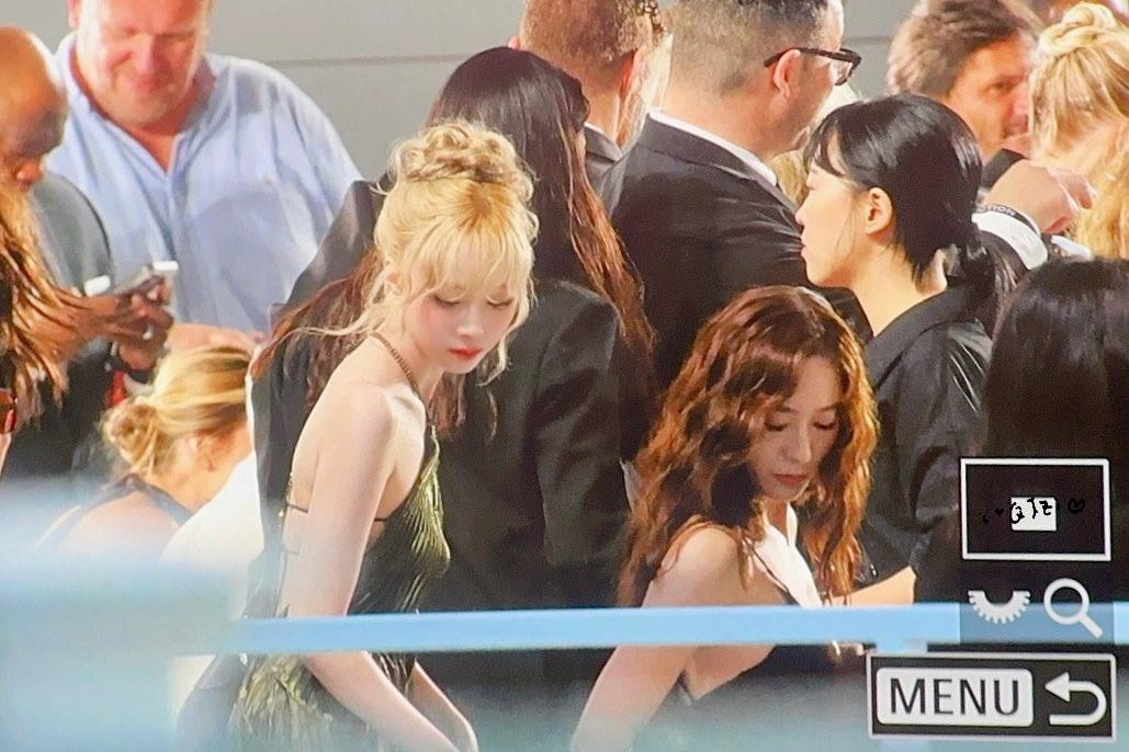 Sự xuất hiện của hai mỹ nhân Hàn Quốc nhận được nhiều chú ý của giới truyền thông. Khung hình chung này đang viral ầm ầm trên X (Twitter).