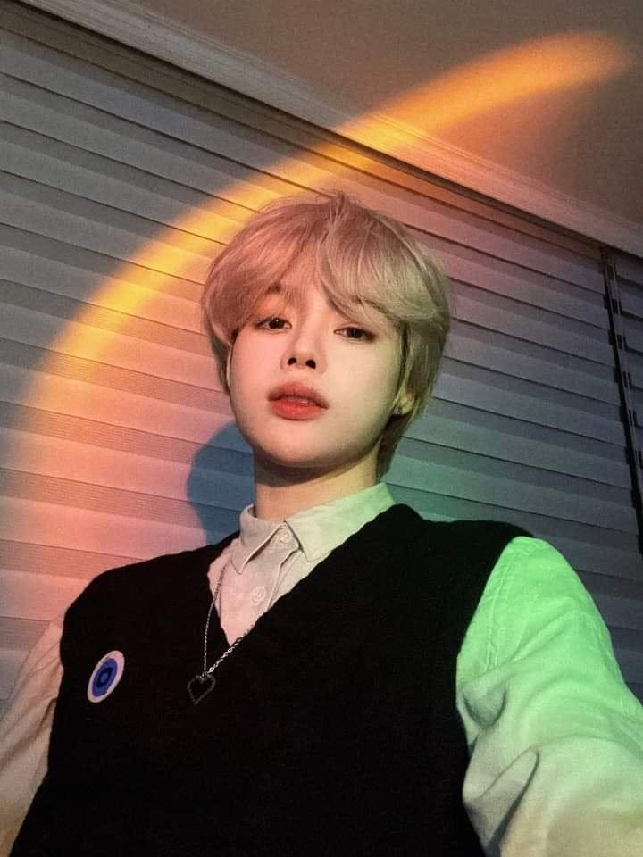 Những bức ảnh selfie gần đây trong mái tóc hồng từng làm náo loạn fandom giữa đêm của Hanbin.