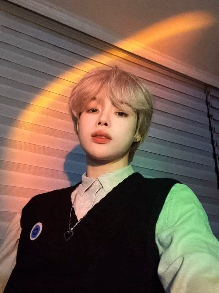 Những bức ảnh selfie gần đây trong mái tóc hồng từng làm náo loạn fandom giữa đêm của Hanbin.