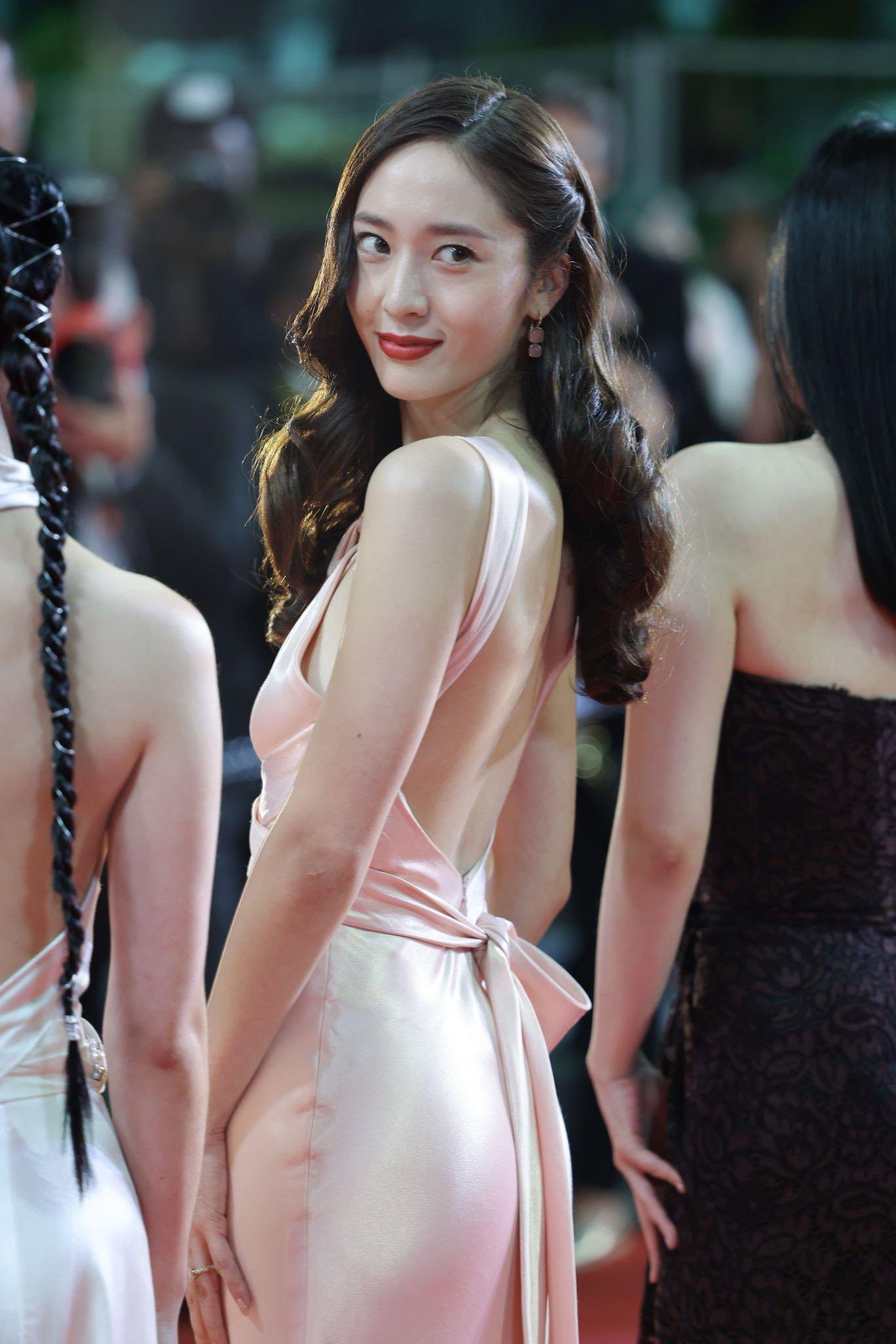 Thiết kế váy hở lưng càng giúp Krystal tôn lên vóc dáng hoàn hảo.