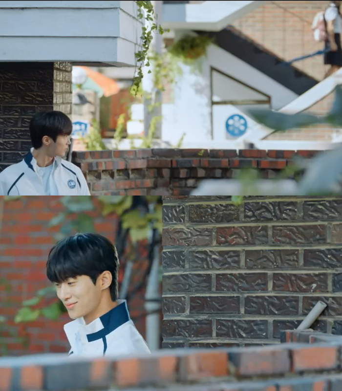 Sun Jae hàng ngày đều lén đợi Im Sol cùng đi học. Sun Jae hàng ngày đều lén đợi Im Sol cùng đi học.