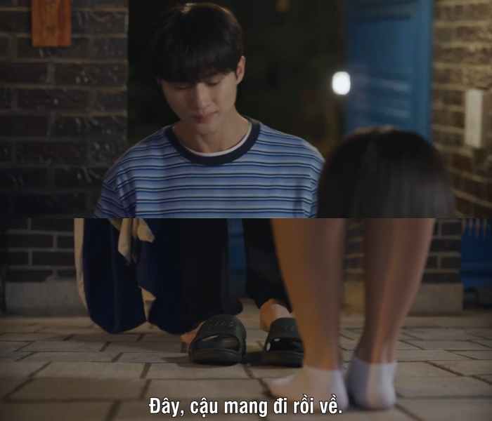 Sun Jae đưa dép của mình cho Im Sol vì thấy cô đang đi chân trần vì vừa cãi nhau. Sun Jae đưa dép của mình cho Im Sol vì thấy cô đang đi chân trần vì vừa cãi nhau.