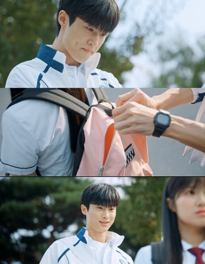 Vẻ mặt từ căng thẳng đến tươi cười vui vẻ của Sun Jae khi kéo khóa cặp cho Im Sol khiến dân tình xỉu lên xỉu xuống vì quá đáng yêu. Vẻ mặt từ căng thẳng đến tươi cười vui vẻ của Sun Jae khi kéo khóa cặp cho Im Sol khiến dân tình xỉu lên xỉu xuống vì quá đáng yêu.