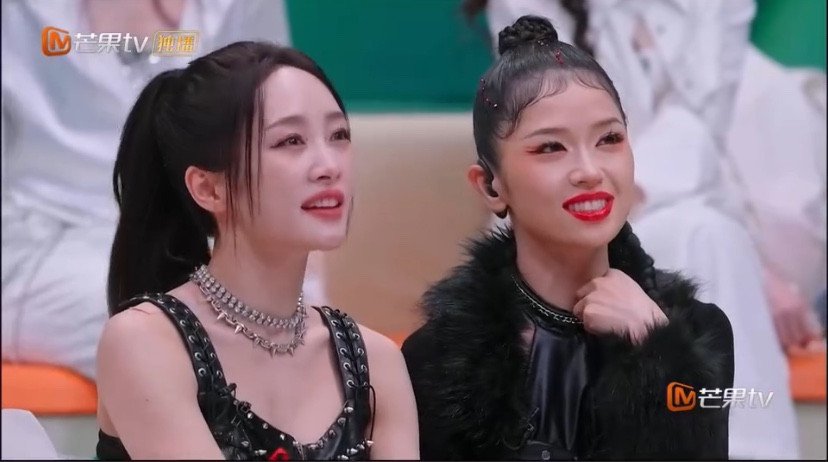 Suni Hạ Linh "reaction" sân khấu của LUNAS. Suni Hạ Linh "reaction" sân khấu của LUNAS.