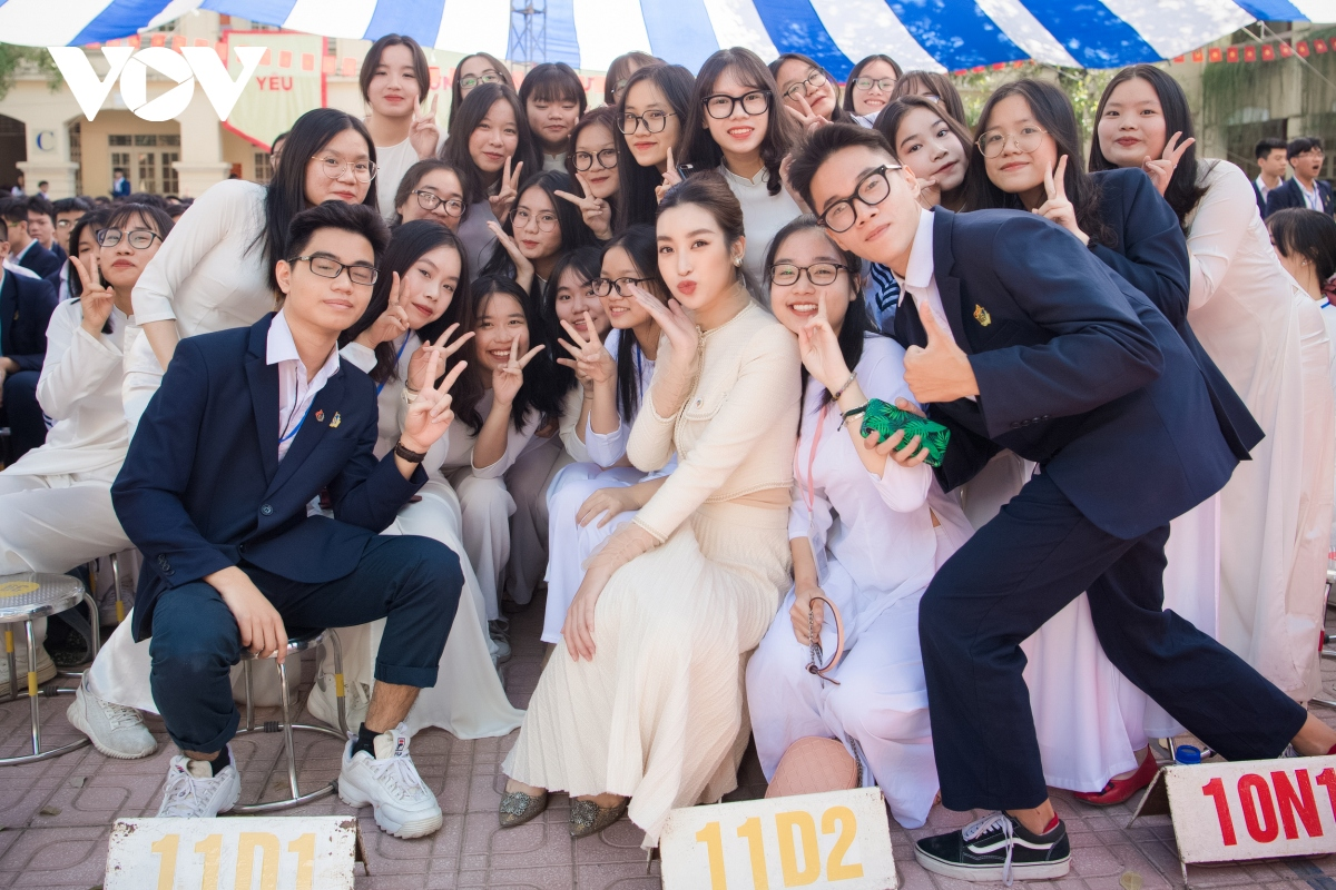 Hoa hậu Đỗ Mỹ Linh về thăm trường nhân dịp kỷ niệm 65 năm thành lập trường THPT Việt Đức. Ảnh: VOV.