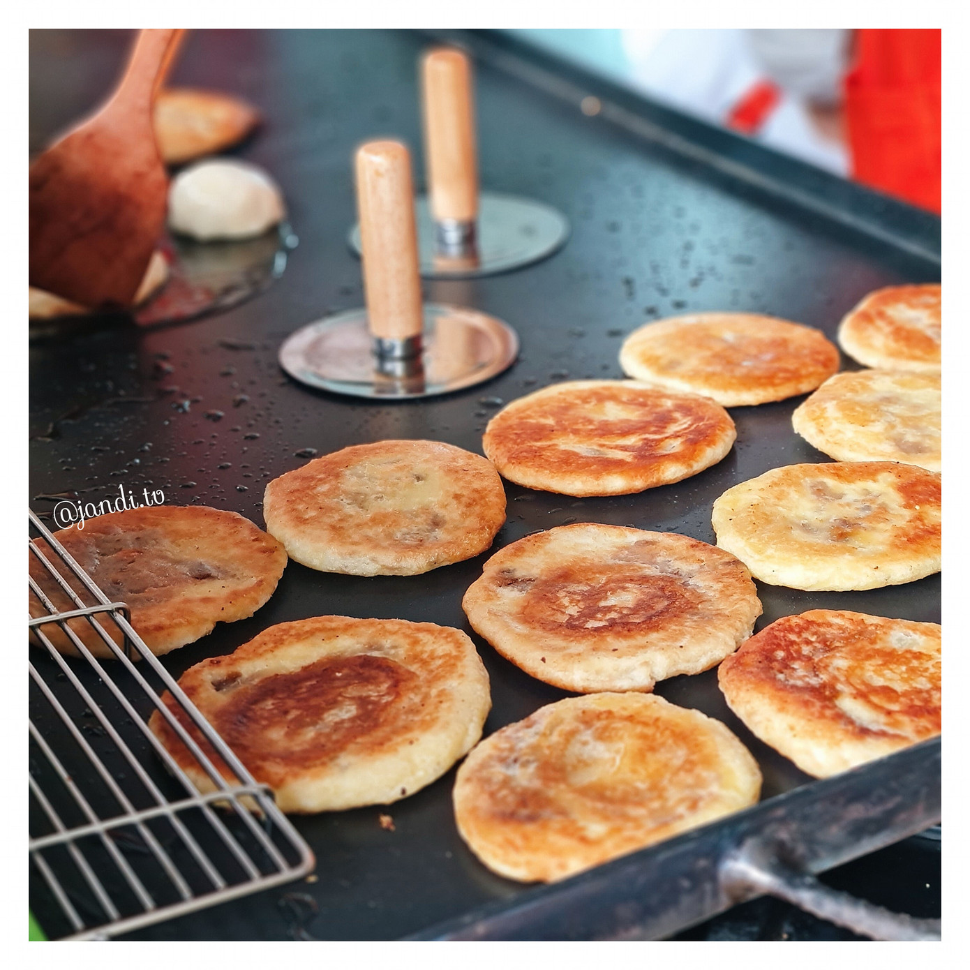 Món hotteok "hút khách" tại phố người Hàn - Trần Văn Lai. - Nguồn ảnh: jandi.tv